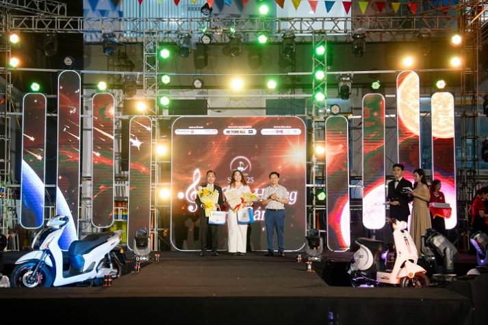 [Video] Liveshow Sóng 2025: Bản hòa ca cảm xúc của tuổi trẻ HUTECH 18