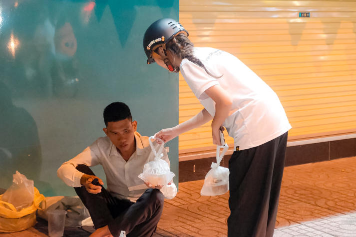 “Bát cháo đêm đông” - Hơi ấm yêu thương từ tuổi trẻ Viện Công nghệ Việt - Nhật HUTECH 50