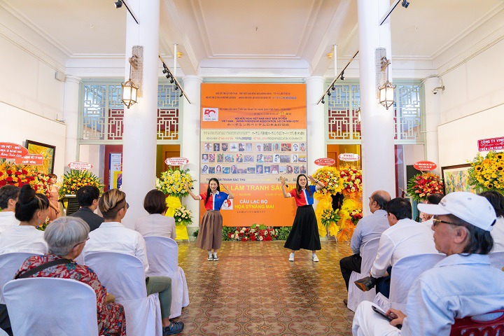 Sinh viên Khoa Nhật Bản học HUTECH tham dự triển lãm tranh "Sắc Thu" kỷ niệm 50 năm thiết lập quan hệ ngoại giao Việt - Nhật 51
