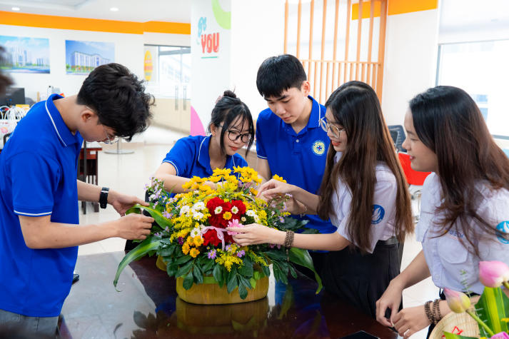 [Ảnh] Khoảnh khắc đẹp tại cuộc thi cắm hoa 20/11: Sinh viên HUTECH gửi trọn yêu thương đến các nhà giáo 18