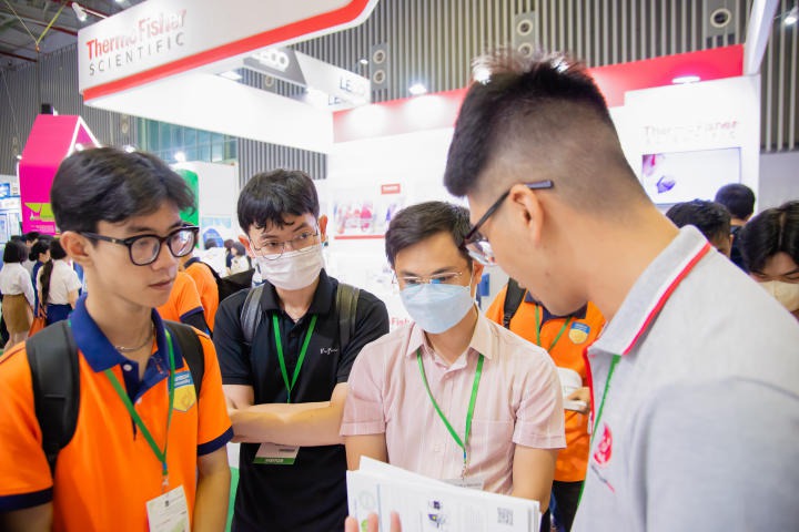 Sinh viên Viện Khoa học Ứng dụng HUTECH tham gia triển lãm “Analytica Vietnam” 47