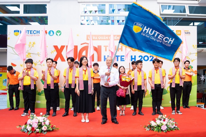 [Video] Học thuật, ngoại khóa sôi nổi tại HUTECH, tân sinh viên chỉ có mê 92