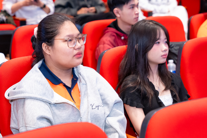 “One View, Enough to Tell”: Khơi mở tư duy nhiếp ảnh cho sinh viên HUTECH 51