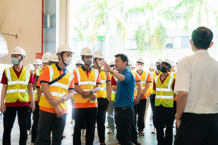 Sinh viên Viện Kỹ thuật khám phá “nhịp đập” sản xuất tại Nhựa Tiền Phong phía Nam 54