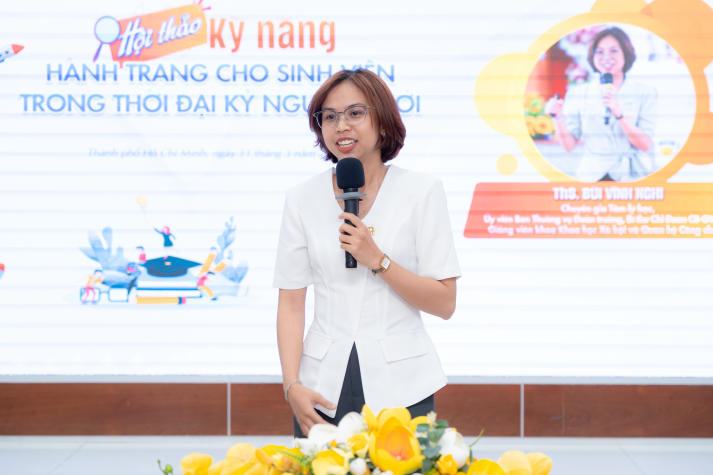 Học bí quyết phát triển bản, sinh viên Khoa Quản trị kinh doanh tự tin tỏa sáng trong kỷ nguyên mới 10