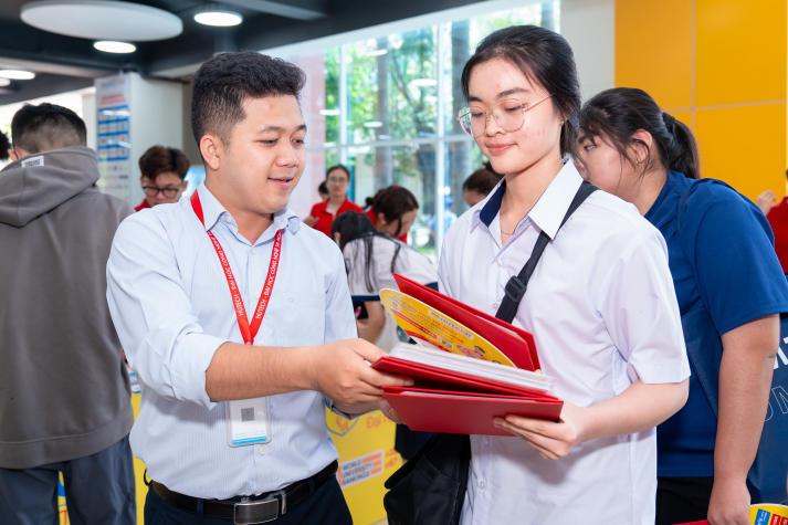 HUTECH phối hợp UEF tổ chức thành công kỳ thi V-SAT 2026 cho gần 1.000 thí sinh 126