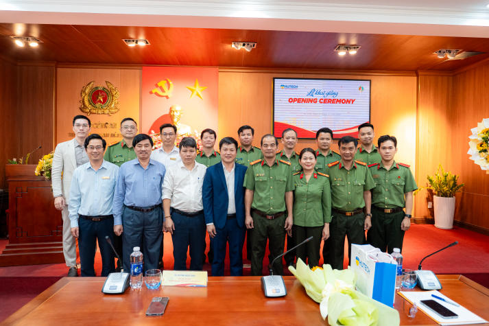 Khai giảng chương trình Ngôn ngữ Anh từ xa: Dấu ấn hợp tác đào tạo giữa HUTECH và Đại học An ninh Nhân dân 15