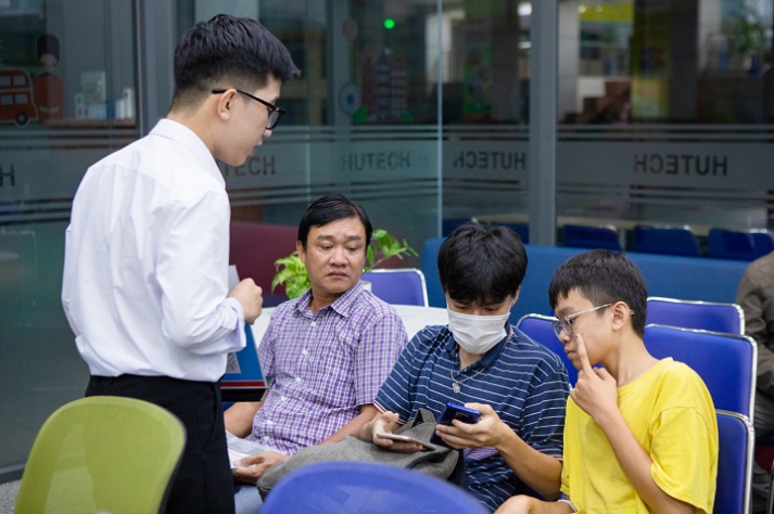 [Video] Đông đảo thí sinh, phụ huynh đến HUTECH nhập học từ tờ mờ sáng ngày đầu tiên 12