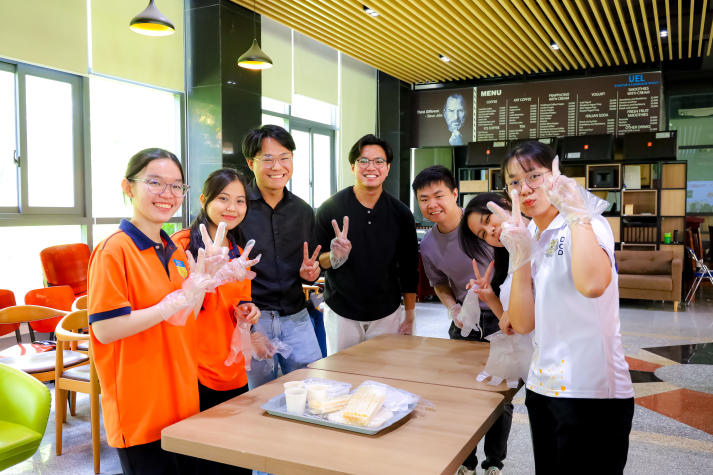 Sinh viên Khoa Tài chính - Thương mại giao lưu văn hóa dân gian cùng bạn bè quốc tế tại Chương trình “Wrap & Clap” 22