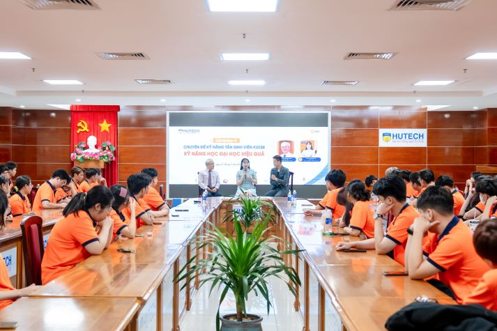 Newbies HUTECH được tiếp lửa tự tin bước vào giảng đường 8