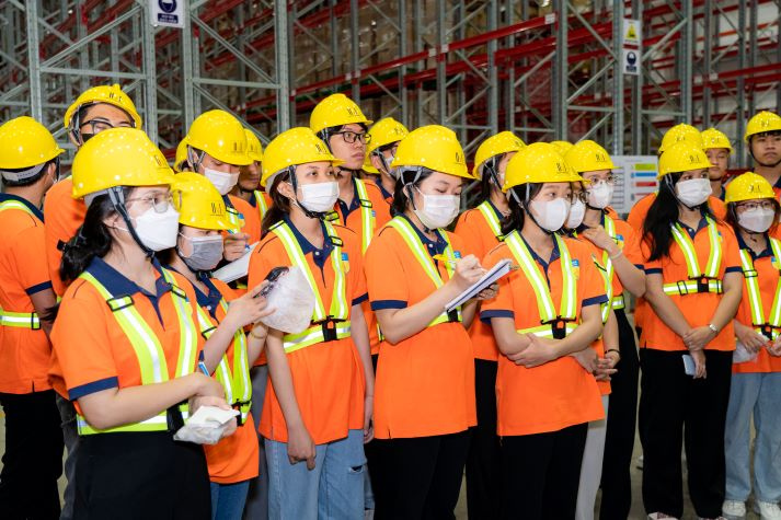 Sinh viên HUTECH sớm “bắt sóng” môi trường làm việc thực tế ngay từ năm nhất 129