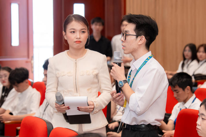 [Video] HUTECH trao 153 suất học bổng trị giá gần 2 tỷ đồng tiếp sức sinh viên sau bão lũ 85