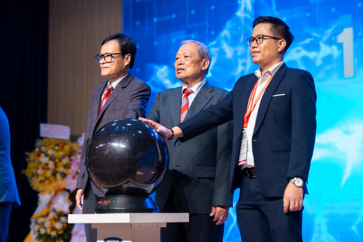 [Video] 10 dấu ấn HUTECH 2025: Khẳng định tầm vóc - Vững bước tương lai 220