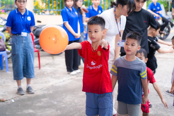 Sinh viên Khoa Thú y và hành trình thắp sáng “Vầng trăng tuổi thơ” 2025 109