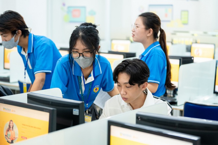 [Video] Đông đảo thí sinh, phụ huynh đến HUTECH nhập học từ tờ mờ sáng ngày đầu tiên 62