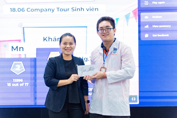 Sinh viên Khoa Dược HUTECH tìm hiểu nghề tại FPT Long Châu 130