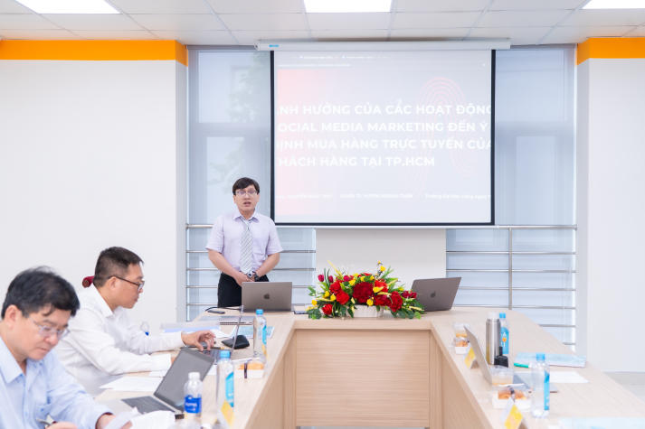 Nhiều đề tài thể hiện xu hướng tiếp thị hiện đại tại buổi bảo vệ luận văn/đề án Thạc sĩ ngành Marketing 44