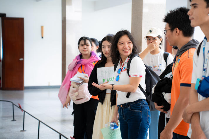 [Ảnh] Sinh viên Khoa Tiếng Anh và hành trình “học trong di sản” giữa lòng thành phố 83