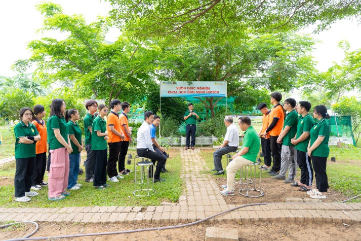 Sinh viên Viện Khoa học Ứng dụng tạo mảng xanh cho khuôn viên Hitech Park Campus 10