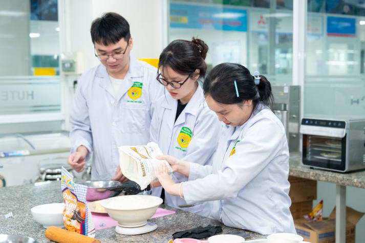 [Video] Sinh viên Công nghệ thực phẩm HUTECH trải nghiệm làm bánh quy gừng, lan tỏa sắc màu Giáng sinh 56