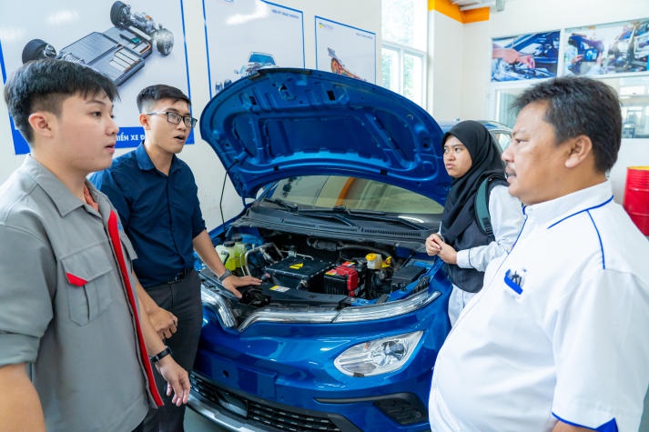 Ampangan Vocational College visits HUTECH and tours facilities at Saigon Hitech Park Campus 72