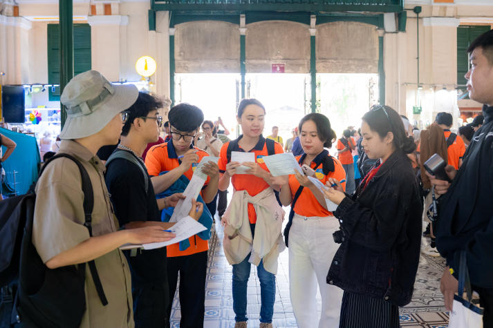[Ảnh] Sinh viên Khoa Tiếng Anh và hành trình “học trong di sản” giữa lòng thành phố 19