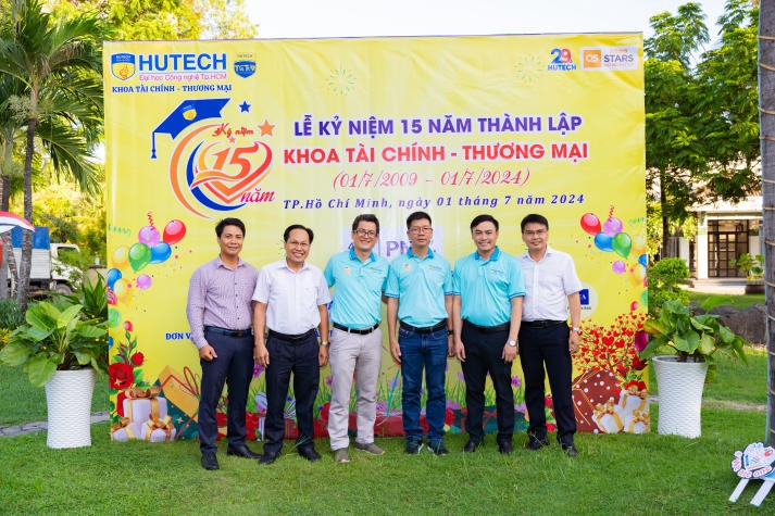 Rộn ràng Lễ kỷ niệm 15 năm thành lập của Khoa Tài chính - Thương mại HUTECH 14