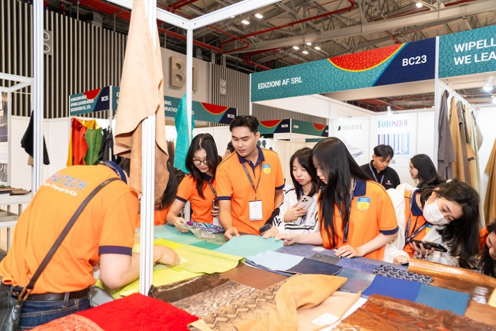 Sinh viên Thiết kế thời trang trình bày dự án tại chương trình The Next Leather Fashion Designers 66