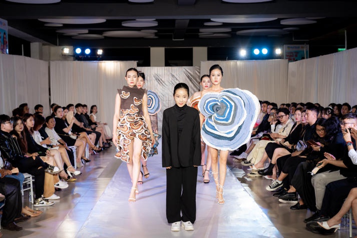 [Video] Sinh viên Thiết kế thời trang HUTECH “trình làng” loạt đồ án tốt nghiệp với nhiều ý tưởng độc đáo 435
