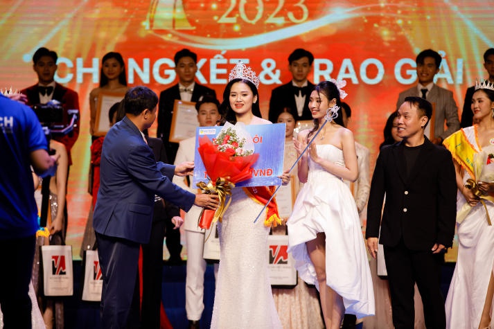 [Ảnh] Trai tài gái sắc HUTECH tự tin “show” nét đẹp năng động đậm chất Gen Z tại đa sân chơi 173