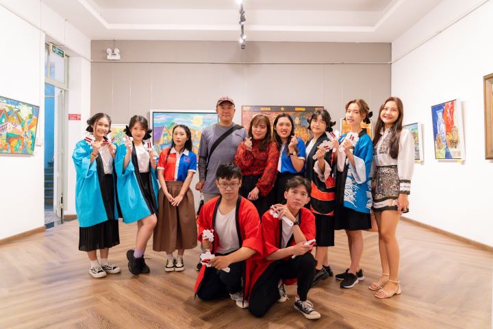 Sinh viên Khoa Nhật Bản học HUTECH tham dự triển lãm tranh "Sắc Thu" kỷ niệm 50 năm thiết lập quan hệ ngoại giao Việt - Nhật 57