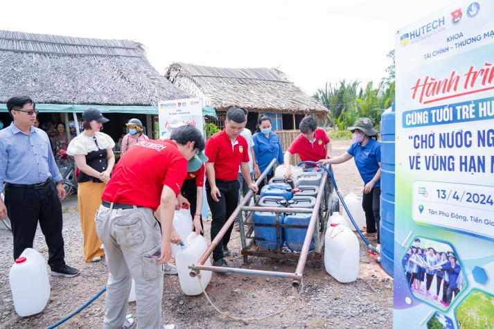 HUTECH  “chở” 120m3 nước ngọt về cho người dân vùng hạn tỉnh Tiền Giang 74