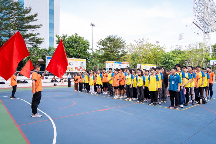 Sôi động Hội thao sinh viên Khoa Tiếng Anh: Rèn luyện thể chất, gắn kết tinh thần 11