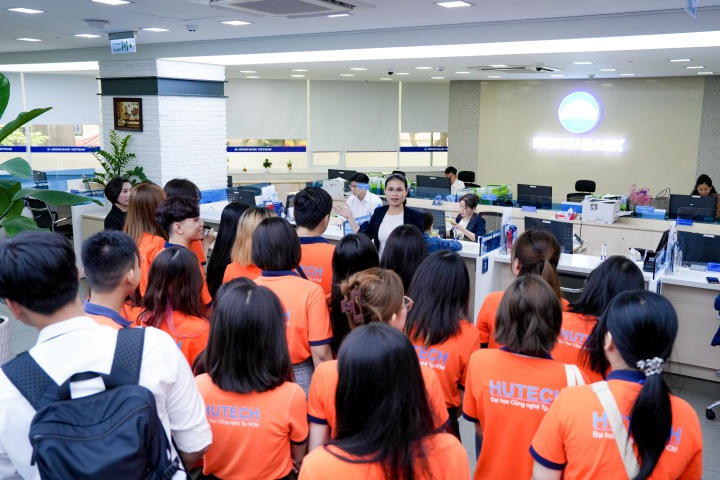 Sinh viên Khoa Hàn Quốc học tham quan thực tế tại Ngân hàng Woori 59