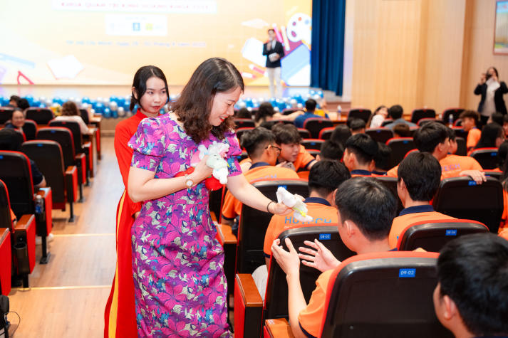 Khoa Quản trị kinh doanh chào đón tân sinh viên khoá 2025: Sẵn sàng hội nhập, vững bước tương lai 184