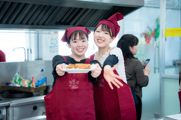Connecting through flavor: HUTECH and Kagawa Nutrition University students explore Vietnamese-Japanese cuisine 75