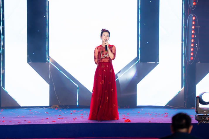 [Video] Đêm Gala Chào đón tân sinh viên HUTECH: Khi ngọn lửa đam mê được truyền từ những người dám ước mơ 100