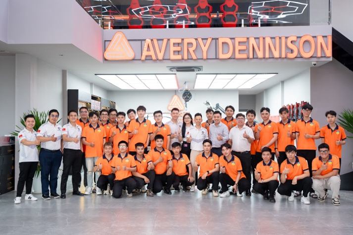 Sinh viên VKIT “chạm tay” công nghệ chăm sóc xe tại Avery Dennison Graphics Vietnam 9