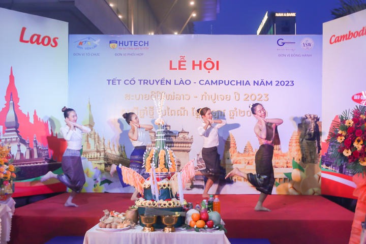 Students mingle in the joyful and warm atmosphere at "Laos and Cambodia Traditional New Year Festival 2023." 42