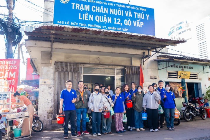 Sôi nổi và đầy nhiệt huyết, sinh viên Khoa Thú y - Chăn nuôi tham gia tiêm phòng dịch bệnh động vật tại Quận 12 và Gò Vấp 92