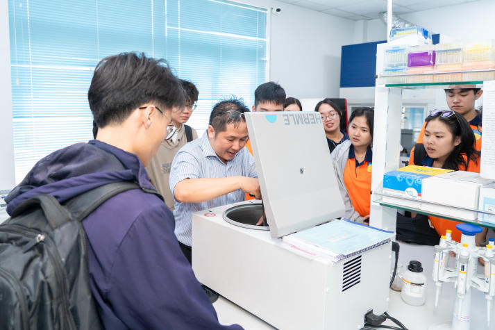 Sinh viên Công nghệ sinh học HUTECH khám phá tiềm năng vi sinh vật tại Viện Khoa học Sự sống 41