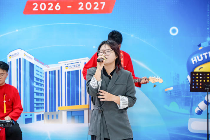 [Video] HUTECH-ers “bật mood” năm học mới cùng chuỗi văn nghệ sân trường 125