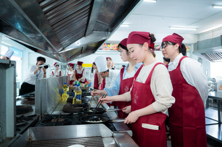 Connecting through flavor: HUTECH and Kagawa Nutrition University students explore Vietnamese-Japanese cuisine 70