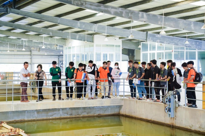 Sinh viên ngành Kỹ thuật môi trường tham quan Nhà máy nước Tân Hiệp 2