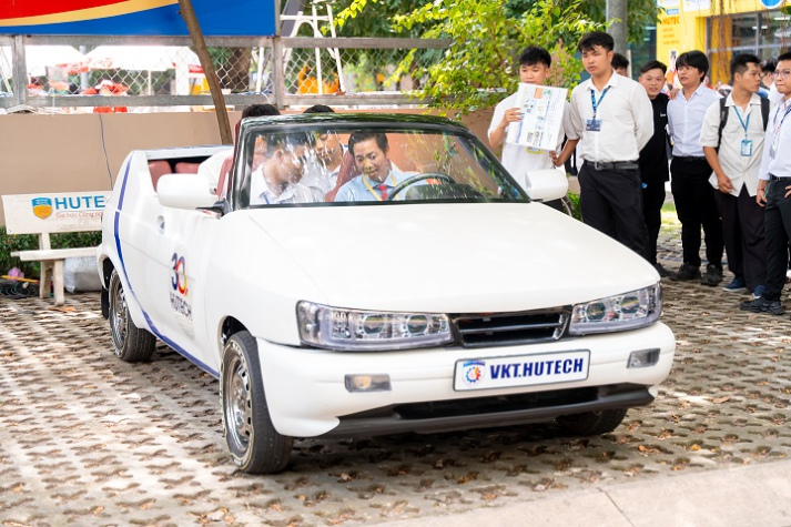 [Hướng nghiệp 2026] [Video] Từ đam mê đến sản phẩm: cùng HUTECH tạo nên chiếc ô tô của bạn 39