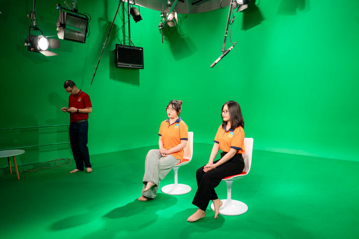 Sinh viên Quan hệ công chúng “bước vào hậu trường” sản xuất chương trình truyền hình trực tiếp tại HTV 104