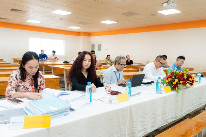 16 học viên cao học ngành Luật kinh tế đề xuất nhiều giải pháp pháp lý thực tiễn trong buổi bảo vệ luận văn/đề án tốt nghiệp 9