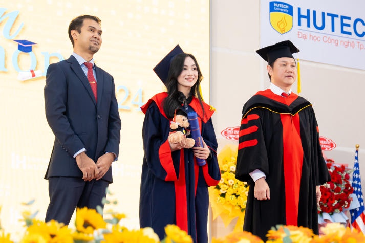 [Video] Over 400 HUTECH Masters and Bachelors of International and Transnational programs excitedly attend their graduation ceremony 127