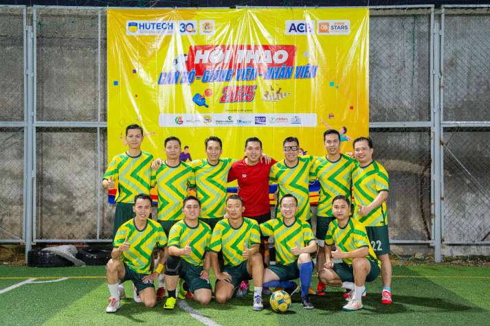 [Hội thao CB-GV-NV HUTECH 2025]: Rực lửa với những cuộc rượt đuổi tỷ số bộ môn Bóng đá nam 97