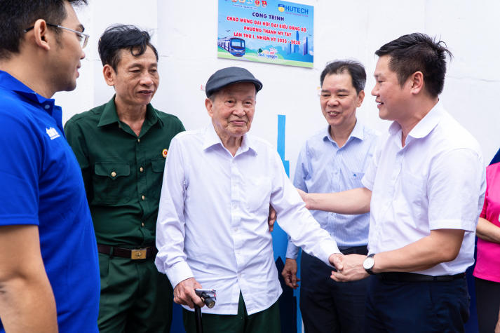 Mùa hè xanh HUTECH 2025: Gặp gỡ gia đình có công với cách mạng và xây dựng không gian sống an toàn - sạch - đẹp 30